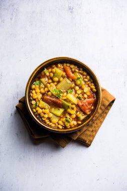 Lauki / Doodhi Chana Dal Subji veya şişe kabağı Gram Curry, bir kase seçici odak noktasında hizmet vermiştir.
