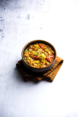 Lauki / Doodhi Chana Dal Subji veya şişe kabağı Gram Curry, bir kase seçici odak noktasında hizmet vermiştir.