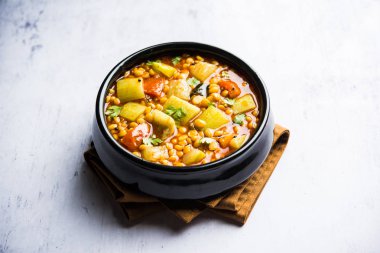 Lauki / Doodhi Chana Dal Subji veya şişe kabağı Gram Curry, bir kase seçici odak noktasında hizmet vermiştir.