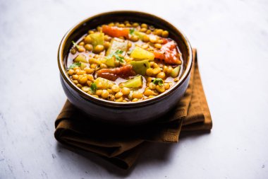 Lauki / Doodhi Chana Dal Subji veya şişe kabağı Gram Curry, bir kase seçici odak noktasında hizmet vermiştir.