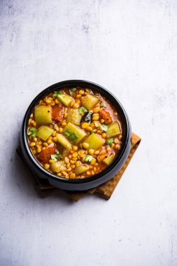 Lauki / Doodhi Chana Dal Subji veya şişe kabağı Gram Curry, bir kase seçici odak noktasında hizmet vermiştir.