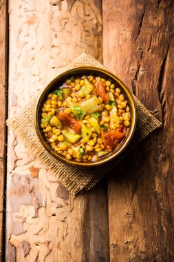 Lauki / Doodhi Chana Dal Subji veya şişe kabağı Gram Curry, bir kase seçici odak noktasında hizmet vermiştir.