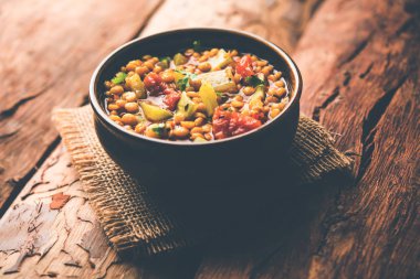 Lauki / Doodhi Chana Dal Subji veya şişe kabağı Gram Curry, bir kase seçici odak noktasında hizmet vermiştir.