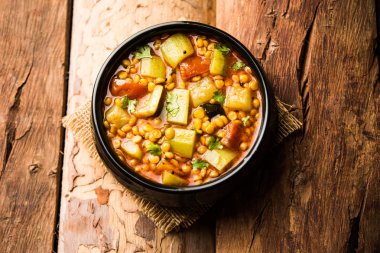 Lauki / Doodhi Chana Dal Subji veya şişe kabağı Gram Curry, bir kase seçici odak noktasında hizmet vermiştir.