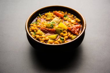 Lauki / Doodhi Chana Dal Subji veya şişe kabağı Gram Curry, bir kase seçici odak noktasında hizmet vermiştir.