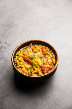 Lauki / Doodhi Chana Dal Subji veya şişe kabağı Gram Curry, bir kase seçici odak noktasında hizmet vermiştir.