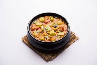 Lauki / Doodhi Chana Dal Subji veya şişe kabağı Gram Curry, bir kase seçici odak noktasında hizmet vermiştir.