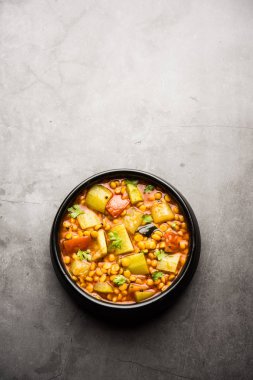 Lauki / Doodhi Chana Dal Subji veya şişe kabağı Gram Curry, bir kase seçici odak noktasında hizmet vermiştir.