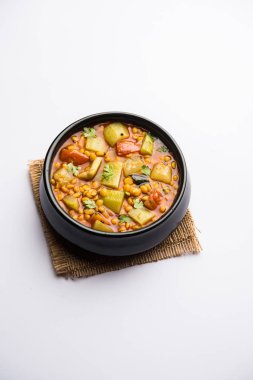 Lauki / Doodhi Chana Dal Subji veya şişe kabağı Gram Curry, bir kase seçici odak noktasında hizmet vermiştir.