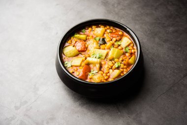 Lauki / Doodhi Chana Dal Subji veya şişe kabağı Gram Curry, bir kase seçici odak noktasında hizmet vermiştir.