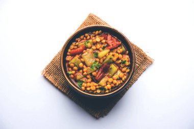 Lauki / Doodhi Chana Dal Subji veya şişe kabağı Gram Curry, bir kase seçici odak noktasında hizmet vermiştir.