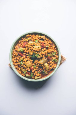 Lauki / Doodhi Chana Dal Subji veya şişe kabağı Gram Curry, bir kase seçici odak noktasında hizmet vermiştir.
