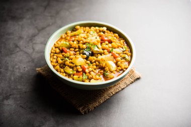 Lauki / Doodhi Chana Dal Subji veya şişe kabağı Gram Curry, bir kase seçici odak noktasında hizmet vermiştir.