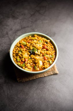 Lauki / Doodhi Chana Dal Subji veya şişe kabağı Gram Curry, bir kase seçici odak noktasında hizmet vermiştir.