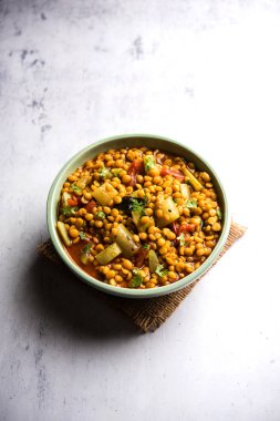 Lauki / Doodhi Chana Dal Subji veya şişe kabağı Gram Curry, bir kase seçici odak noktasında hizmet vermiştir.