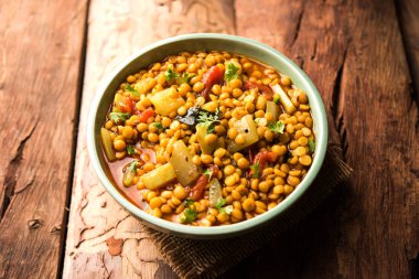 Lauki / Doodhi Chana Dal Subji veya şişe kabağı Gram Curry, bir kase seçici odak noktasında hizmet vermiştir.