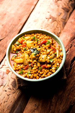 Lauki / Doodhi Chana Dal Subji veya şişe kabağı Gram Curry, bir kase seçici odak noktasında hizmet vermiştir.