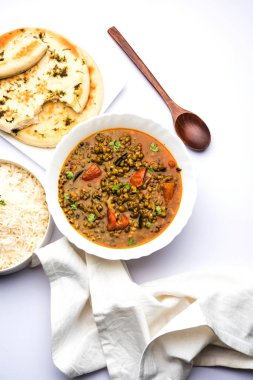 Tadka 'nın tüm yeşil Moong Dal kızartması ve tüm Mung fasulyesi bir kasede servis edilir. seçici odak