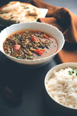 Tadka 'nın tüm yeşil Moong Dal kızartması ve tüm Mung fasulyesi bir kasede servis edilir. seçici odak