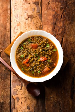 Tadka 'nın tüm yeşil Moong Dal kızartması ve tüm Mung fasulyesi bir kasede servis edilir. seçici odak