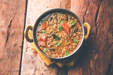 Tadka 'nın tüm yeşil Moong Dal kızartması ve tüm Mung fasulyesi bir kasede servis edilir. seçici odak