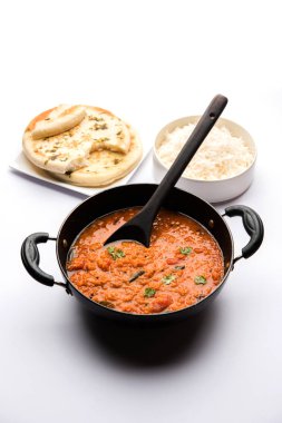 Kırmızı mercimek Dal ya da Dhal ya da Masoor daal tadka bir kasede servis edilir.