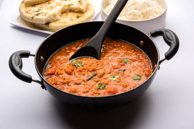 Kırmızı mercimek Dal ya da Dhal ya da Masoor daal tadka bir kasede servis edilir.