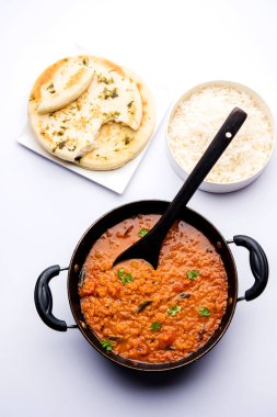 Kırmızı mercimek Dal ya da Dhal ya da Masoor daal tadka bir kasede servis edilir.