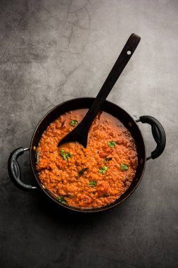 Kırmızı mercimek Dal ya da Dhal ya da Masoor daal tadka bir kasede servis edilir.