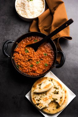 Kırmızı mercimek Dal ya da Dhal ya da Masoor daal tadka bir kasede servis edilir.