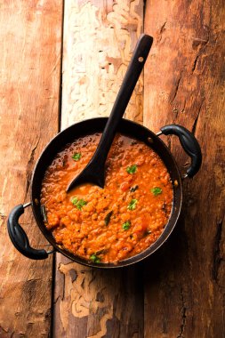 Kırmızı mercimek Dal ya da Dhal ya da Masoor daal tadka bir kasede servis edilir.