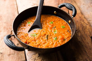 Kırmızı mercimek Dal ya da Dhal ya da Masoor daal tadka bir kasede servis edilir.