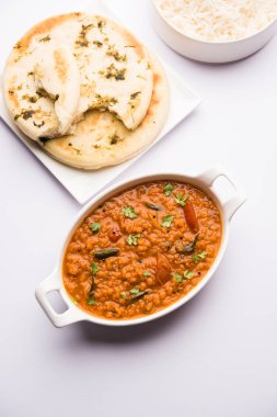 Kırmızı mercimek Dal ya da Dhal ya da Masoor daal tadka bir kasede servis edilir.