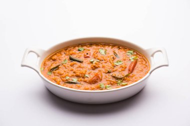 Kırmızı mercimek Dal ya da Dhal ya da Masoor daal tadka bir kasede servis edilir.