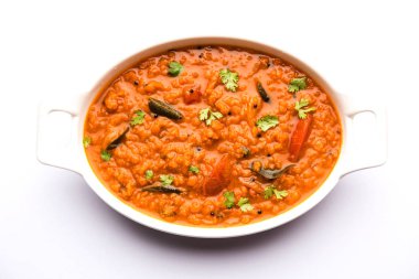 Kırmızı mercimek Dal ya da Dhal ya da Masoor daal tadka bir kasede servis edilir.