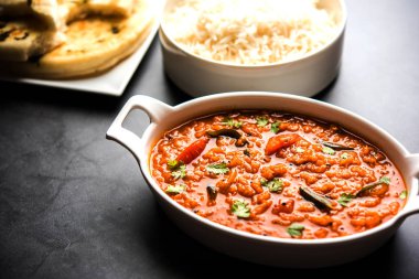 Kırmızı mercimek Dal ya da Dhal ya da Masoor daal tadka bir kasede servis edilir.