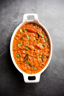 Kırmızı mercimek Dal ya da Dhal ya da Masoor daal tadka bir kasede servis edilir.