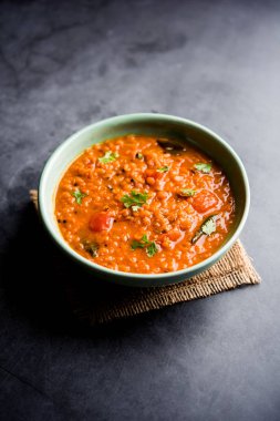 Kırmızı mercimek Dal ya da Dhal ya da Masoor daal tadka bir kasede servis edilir.