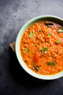 Kırmızı mercimek Dal ya da Dhal ya da Masoor daal tadka bir kasede servis edilir.