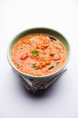 Kırmızı mercimek Dal ya da Dhal ya da Masoor daal tadka bir kasede servis edilir.