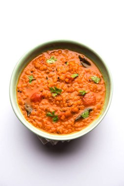 Kırmızı mercimek Dal ya da Dhal ya da Masoor daal tadka bir kasede servis edilir.