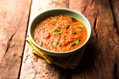 Kırmızı mercimek Dal ya da Dhal ya da Masoor daal tadka bir kasede servis edilir.