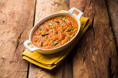 Kırmızı mercimek Dal ya da Dhal ya da Masoor daal tadka bir kasede servis edilir.