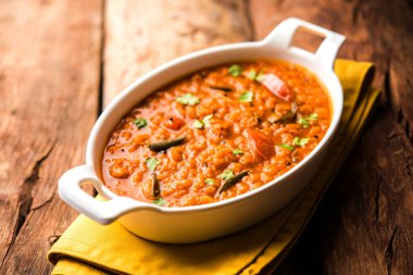 Kırmızı mercimek Dal ya da Dhal ya da Masoor daal tadka bir kasede servis edilir.