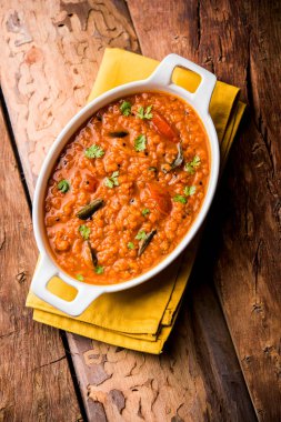 Kırmızı mercimek Dal ya da Dhal ya da Masoor daal tadka bir kasede servis edilir.