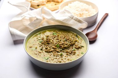 Siyah Masoor Dal kızartması ya da Dhaba Stili Sabut Kırmızı Mercimek dhal tadka yeşil köri ile servis edilir. seçici odak