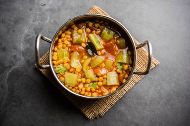 Lauki / Doodhi Chana Dal Subji veya şişe kabağı Gram Curry, bir kase seçici odak noktasında hizmet vermiştir.