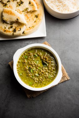 Siyah Masoor Dal kızartması ya da Dhaba Stili Sabut Kırmızı Mercimek dhal tadka yeşil köri ile servis edilir. seçici odak