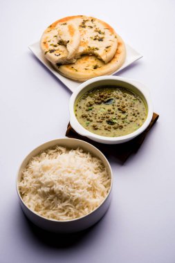 Siyah Masoor Dal kızartması ya da Dhaba Stili Sabut Kırmızı Mercimek dhal tadka yeşil köri ile servis edilir. seçici odak