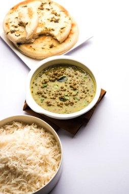 Siyah Masoor Dal kızartması ya da Dhaba Stili Sabut Kırmızı Mercimek dhal tadka yeşil köri ile servis edilir. seçici odak